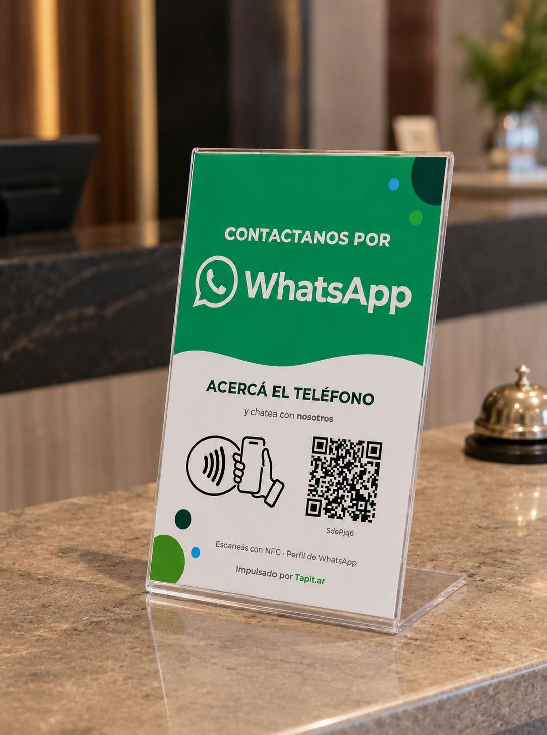 Cartel de WhatsApp Tapit sobre el mostrador de un local