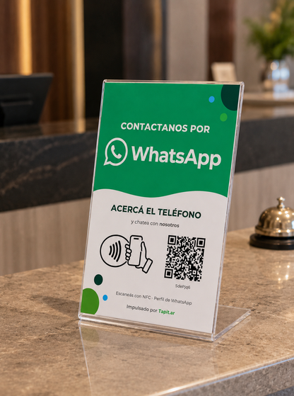 Cartel de WhatsApp Tapit sobre el mostrador de un local